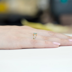 Zaręczynowy pierścionek z Topazem 0,65ct i Brylantami białe złoto próby 585. W-0094BT